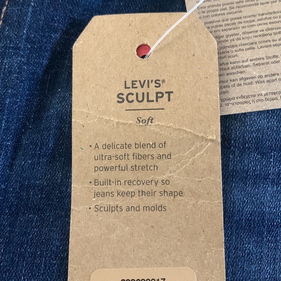 WOMANS Levi’s Bermuda Shorts - Picture 3 of 10